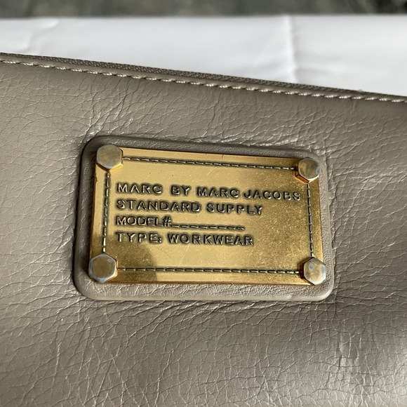 Marc By Marc Jacobs Tan Beige Zippered Long Wallet Pebbled Leather Gold Plate - Picture 2 of 13